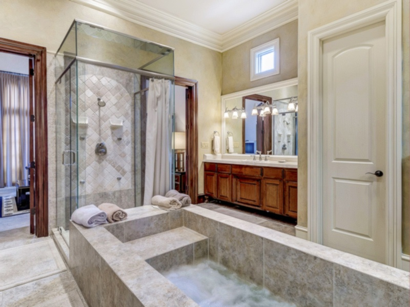 Master Bathroom spa tub